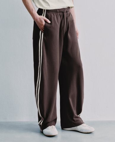  URBAN REVIVO - Quần dài nam ống rộng lưng thun phối sọc 