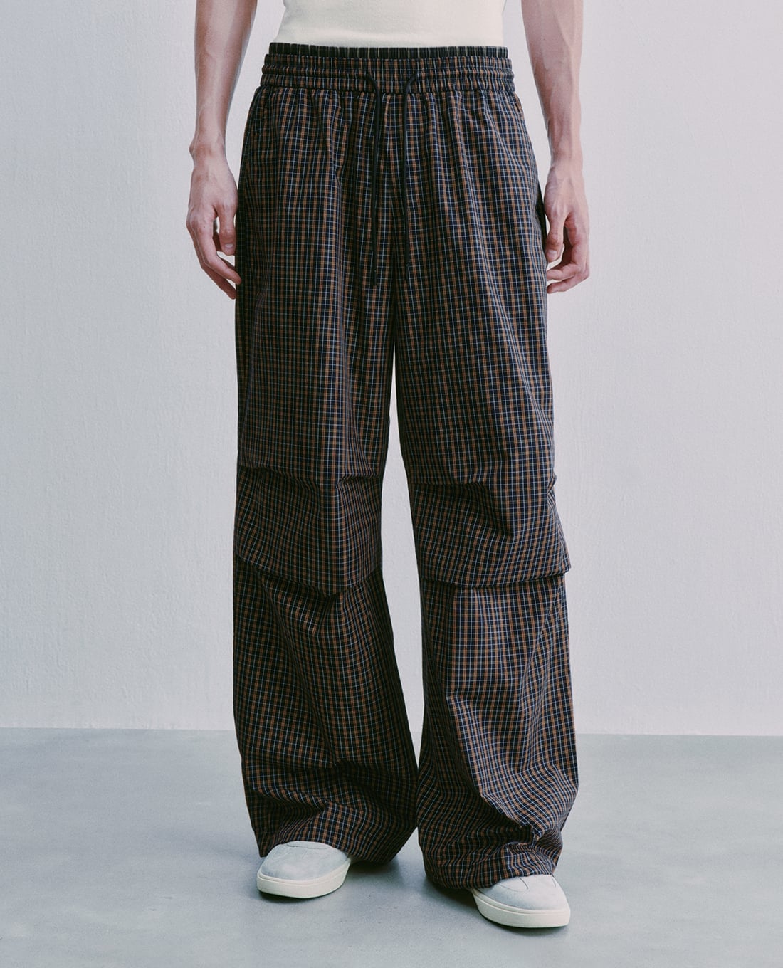 URBAN REVIVO - Quần nam ống rộng lưng thun kẻ caro