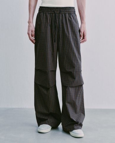  URBAN REVIVO - Quần nam ống rộng lưng thun kẻ caro 