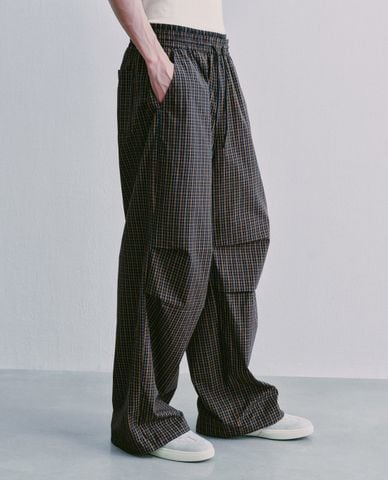  URBAN REVIVO - Quần nam ống rộng lưng thun kẻ caro 