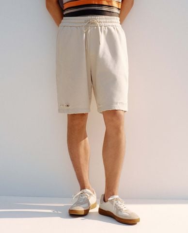  URBAN REVIVO - Quần short nam ngang gối lưng thun 