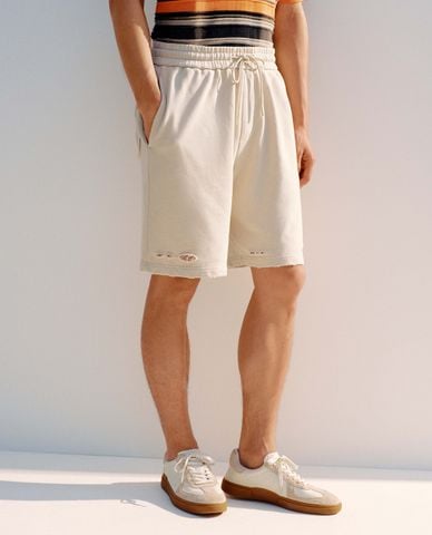  URBAN REVIVO - Quần short nam ngang gối lưng thun 