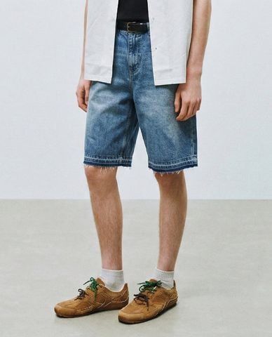 URBAN REVIVO - Quần short jeans nam ống rộng wash bạc 