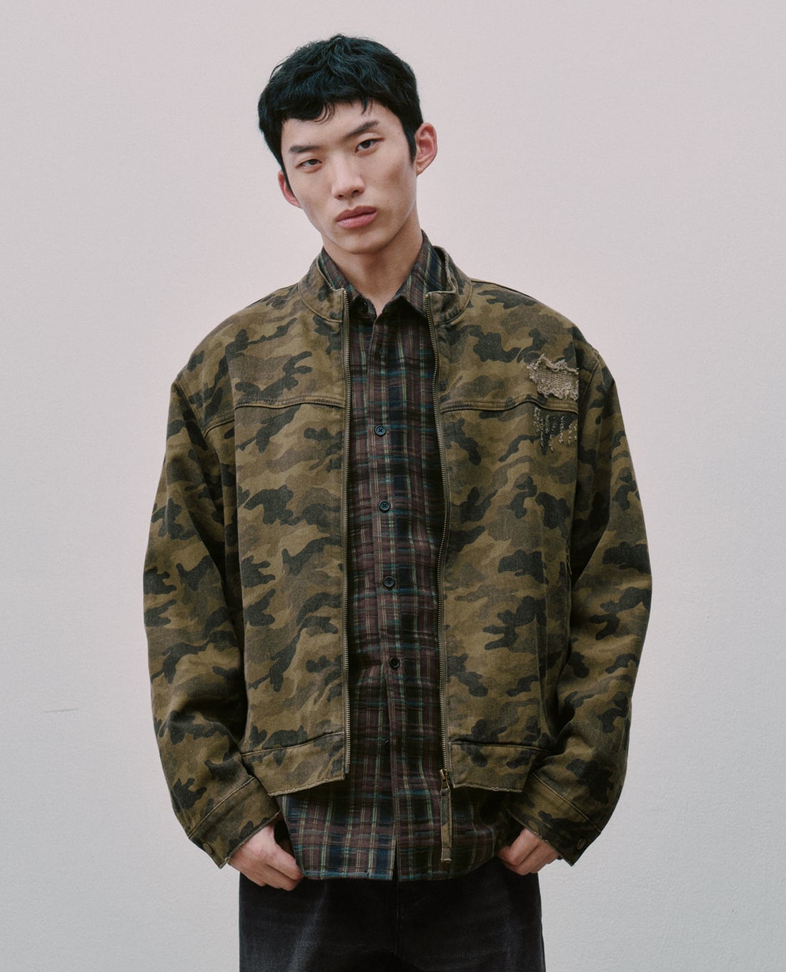 URBAN REVIVO - Áo khoác denim nam tay dài họa tiết camo