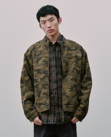  URBAN REVIVO - Áo khoác denim nam tay dài họa tiết camo 