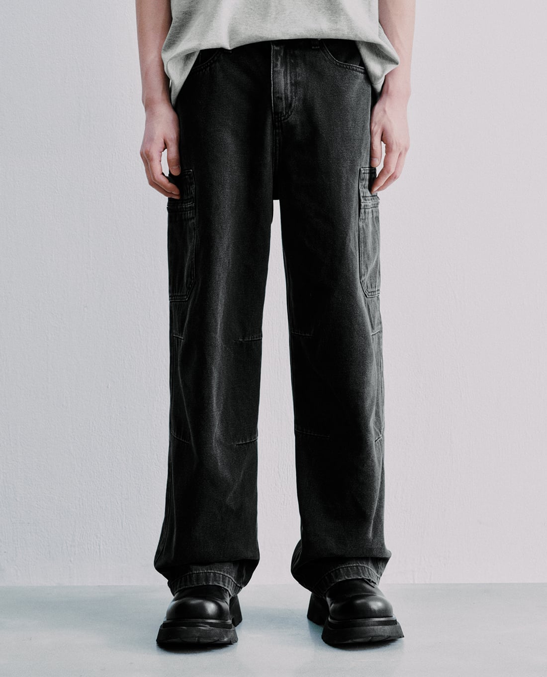 URBAN REVIVO - Quần jeans nam ống đứng phối túi hộp