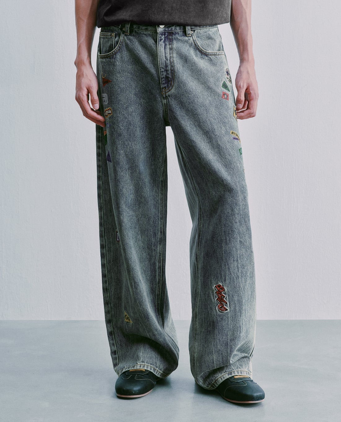 URBAN REVIVO - Quần jeans nam ống rộng in họa tiết