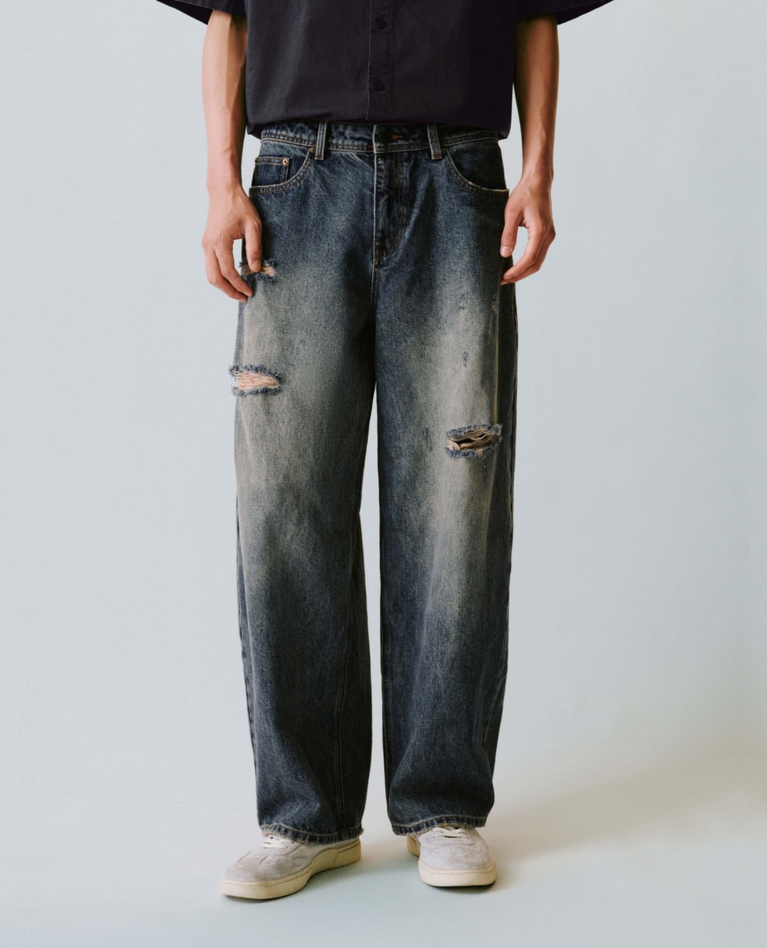 URBAN REVIVO - Quần jeans nam ống rộng wash bạc