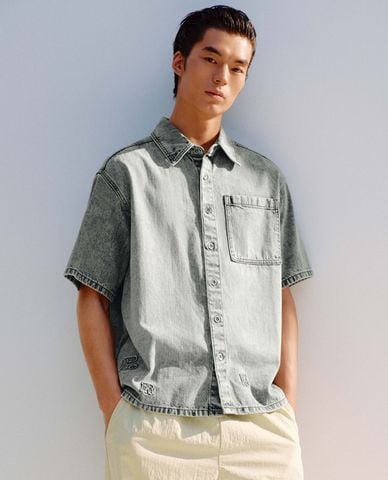  URBAN REVIVO - Áo sơ mi denim nam tay ngắn wash bạc 
