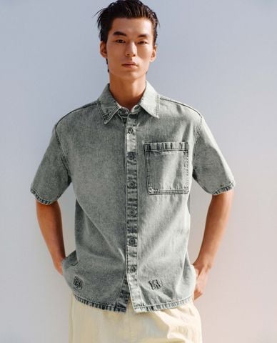  URBAN REVIVO - Áo sơ mi denim nam tay ngắn wash bạc 
