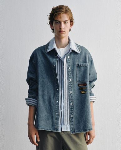  URBAN REVIVO - Áo sơ mi denim nam tay dài phối patch thêu 