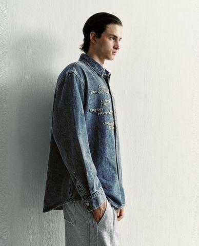  URBAN REVIVO - Áo sơ mi denim nam tay dài thêu chữ 