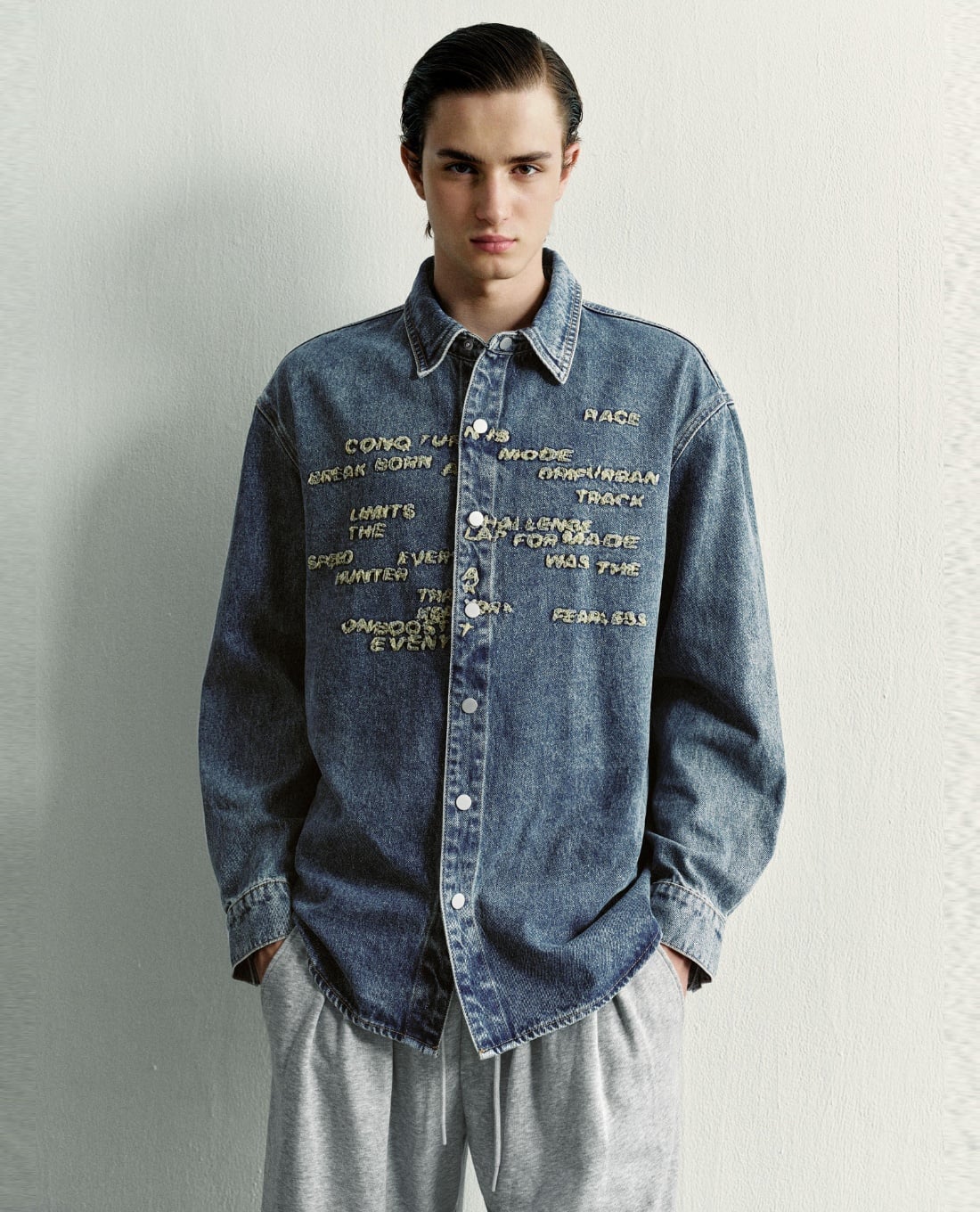 URBAN REVIVO - Áo sơ mi denim nam tay dài thêu chữ