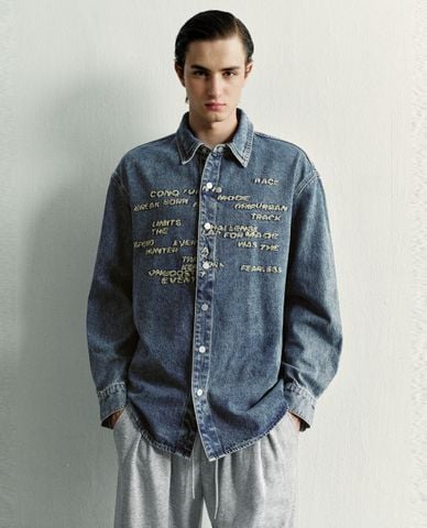 URBAN REVIVO - Áo sơ mi denim nam tay dài thêu chữ 