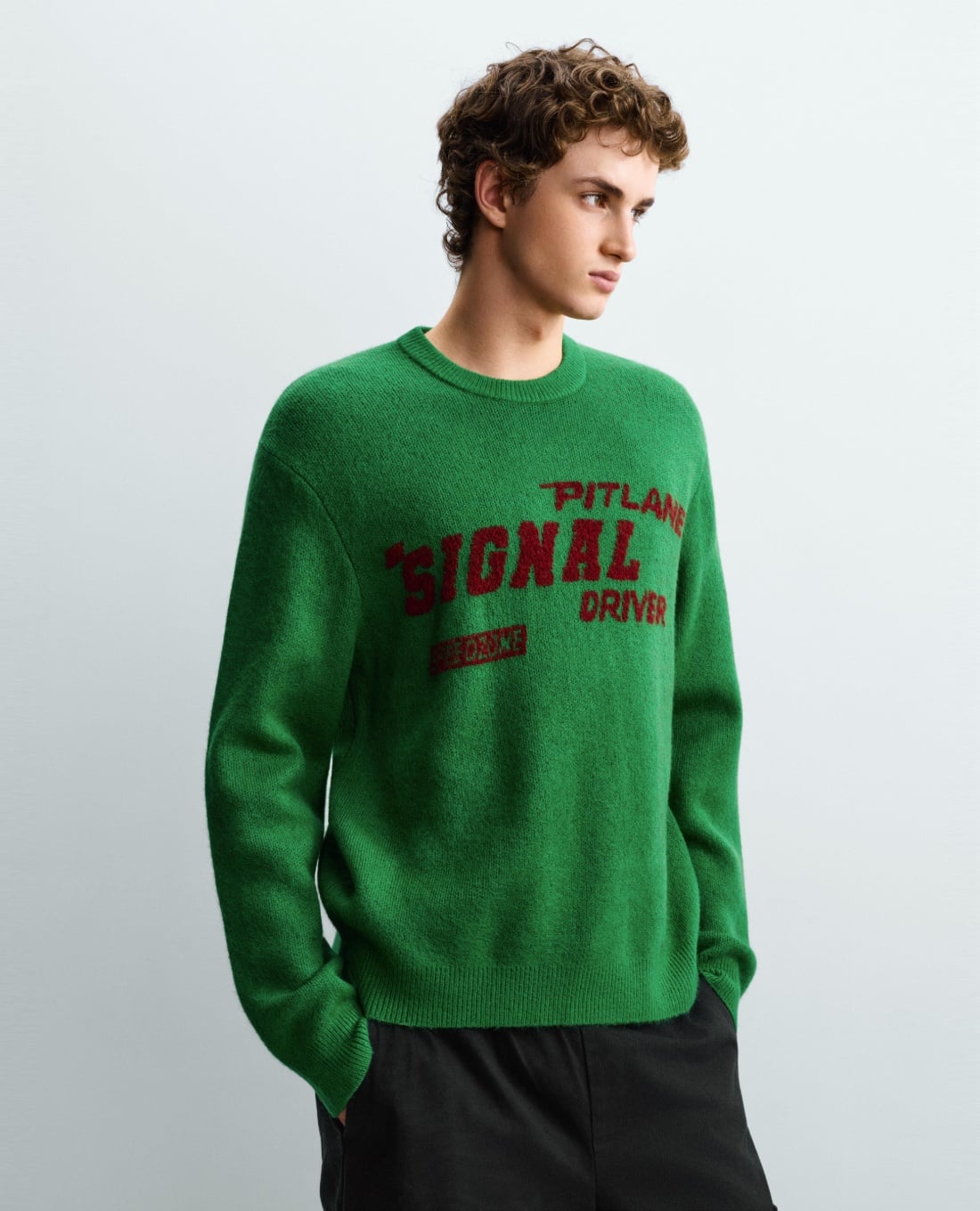 URBAN REVIVO - Áo sweater nam cổ tròn tay dài thêu chữ