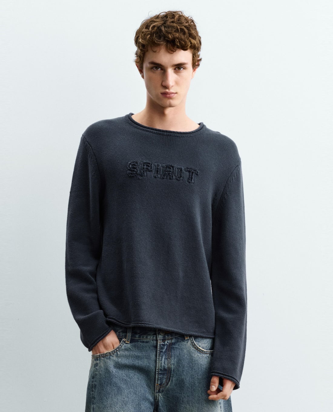 URBAN REVIVO - Áo sweater nam cổ tròn tay dài thêu chữ