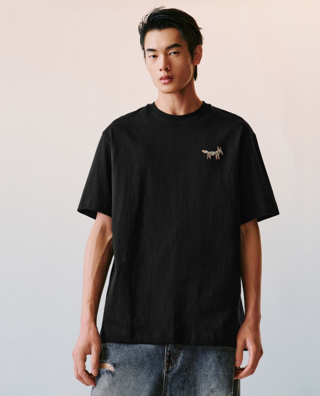 URBAN REVIVO - Áo thun nam cổ tròn tay ngắn thêu họa tiết