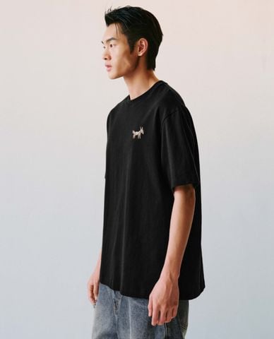  URBAN REVIVO - Áo thun nam cổ tròn tay ngắn thêu họa tiết 