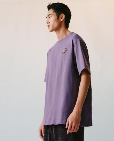  URBAN REVIVO - Áo thun nam cổ tròn tay ngắn thêu họa tiết 