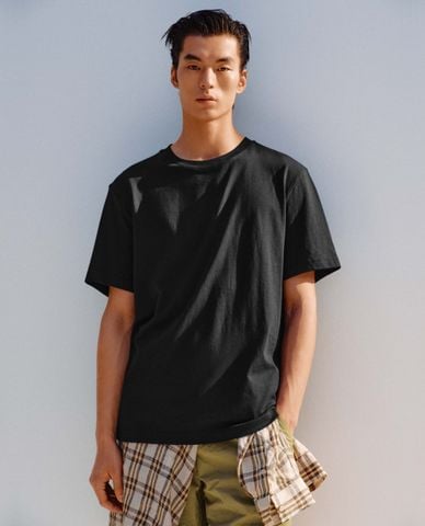  URBAN REVIVO - Áo thun nam cổ tròn tay ngắn tối giản 
