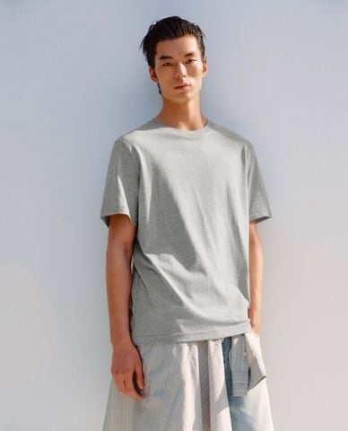  URBAN REVIVO - Áo thun nam cổ tròn tay ngắn tối giản 