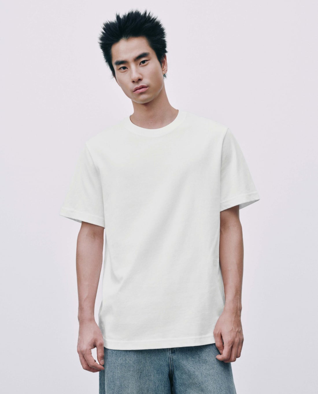URBAN REVIVO - Áo thun nam cổ tròn tay ngắn tối giản