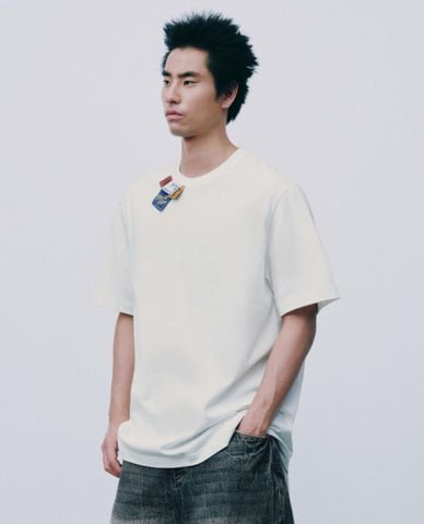  URBAN REVIVO - Áo thun nam cổ tròn tay ngắn phối tag 