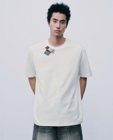  URBAN REVIVO - Áo thun nam cổ tròn tay ngắn phối tag 