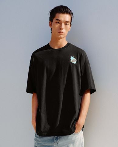  URBAN REVIVO - Áo thun nam cổ tròn tay ngắn thêu họa tiết 