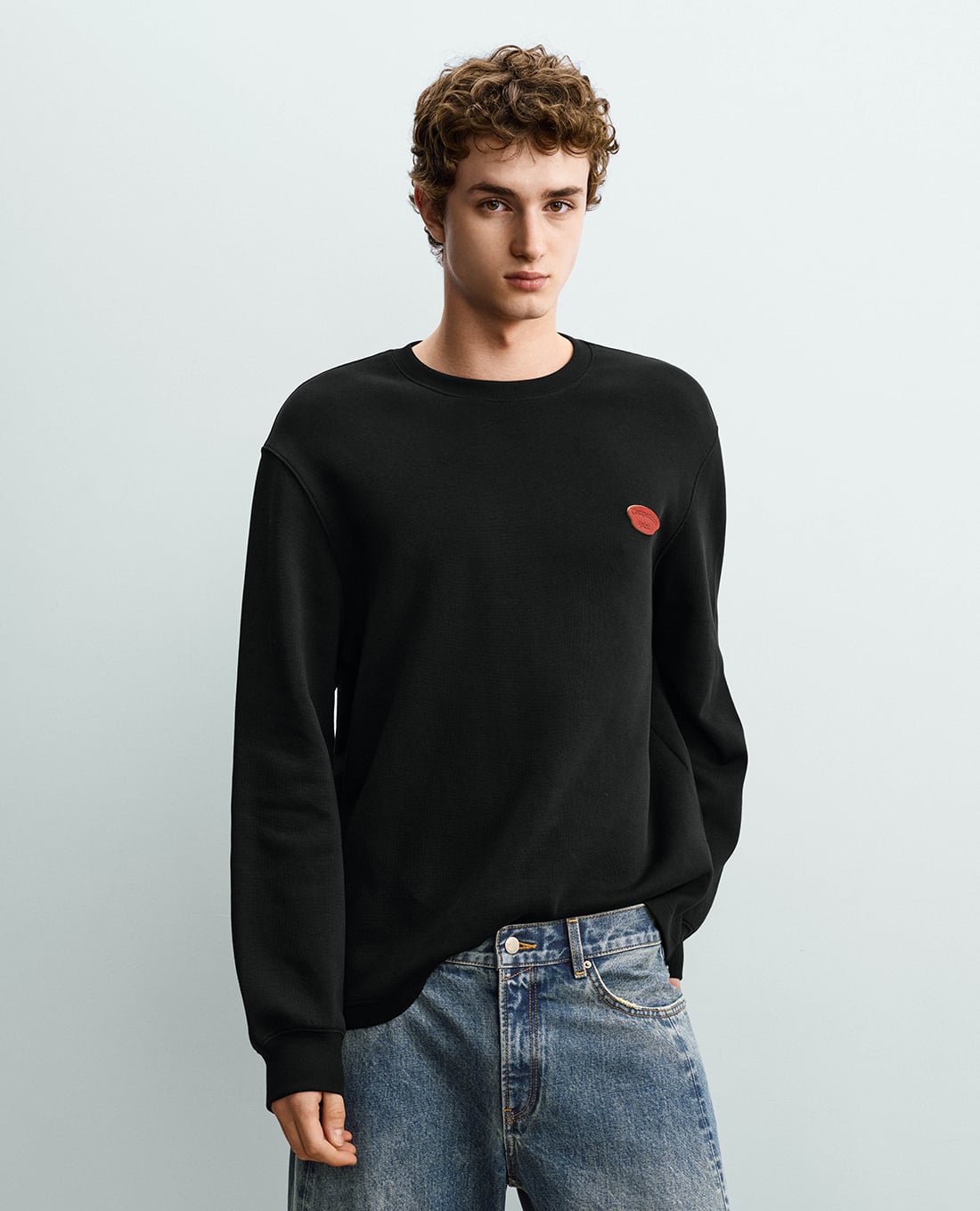 URBAN REVIVO - Áo sweatshirt nam cổ tròn tay dài phối họa tiết