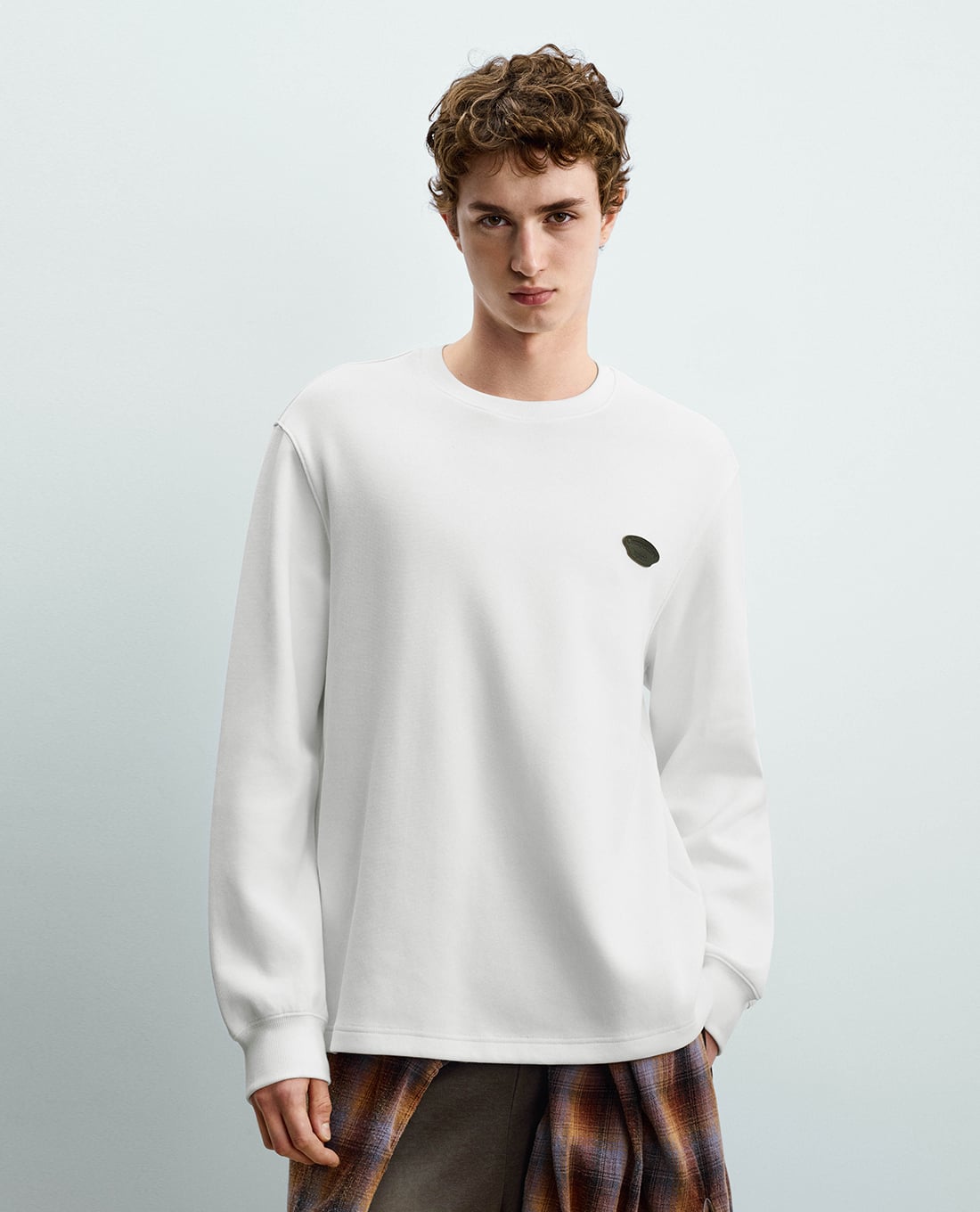 URBAN REVIVO - Áo sweatshirt nam cổ tròn tay dài phối họa tiết