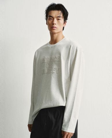  URBAN REVIVO - Áo thun nam cổ tròn tay dài đính chữ 
