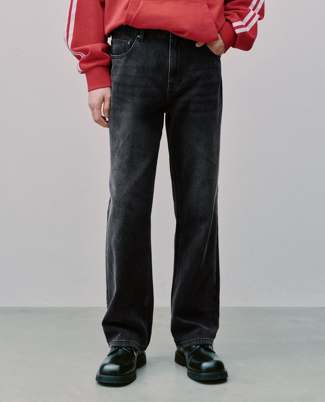 URBAN REVIVO - Quần jeans nam ống rộng wash bạc