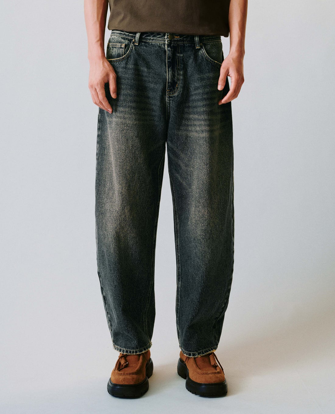 URBAN REVIVO - Quần jeans nam ống rộng wash bạc cổ điển