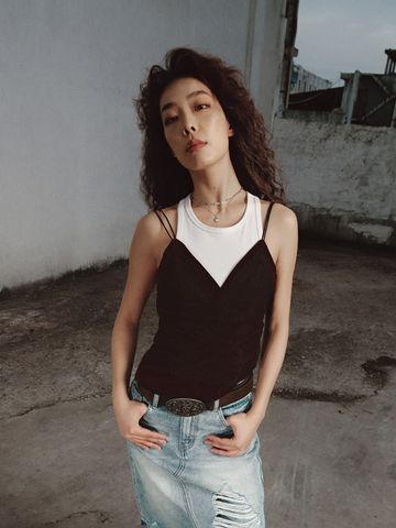  URBAN REVIVO - Áo hai dây nữ cổ V phom ôm 