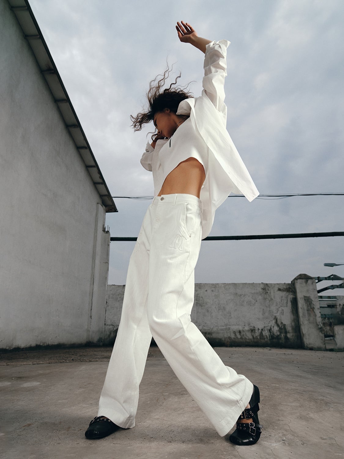 URBAN REVIVO - Quần jeans nữ ống đứng phối họa tiết