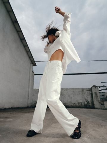  URBAN REVIVO - Quần jeans nữ ống đứng phối họa tiết 