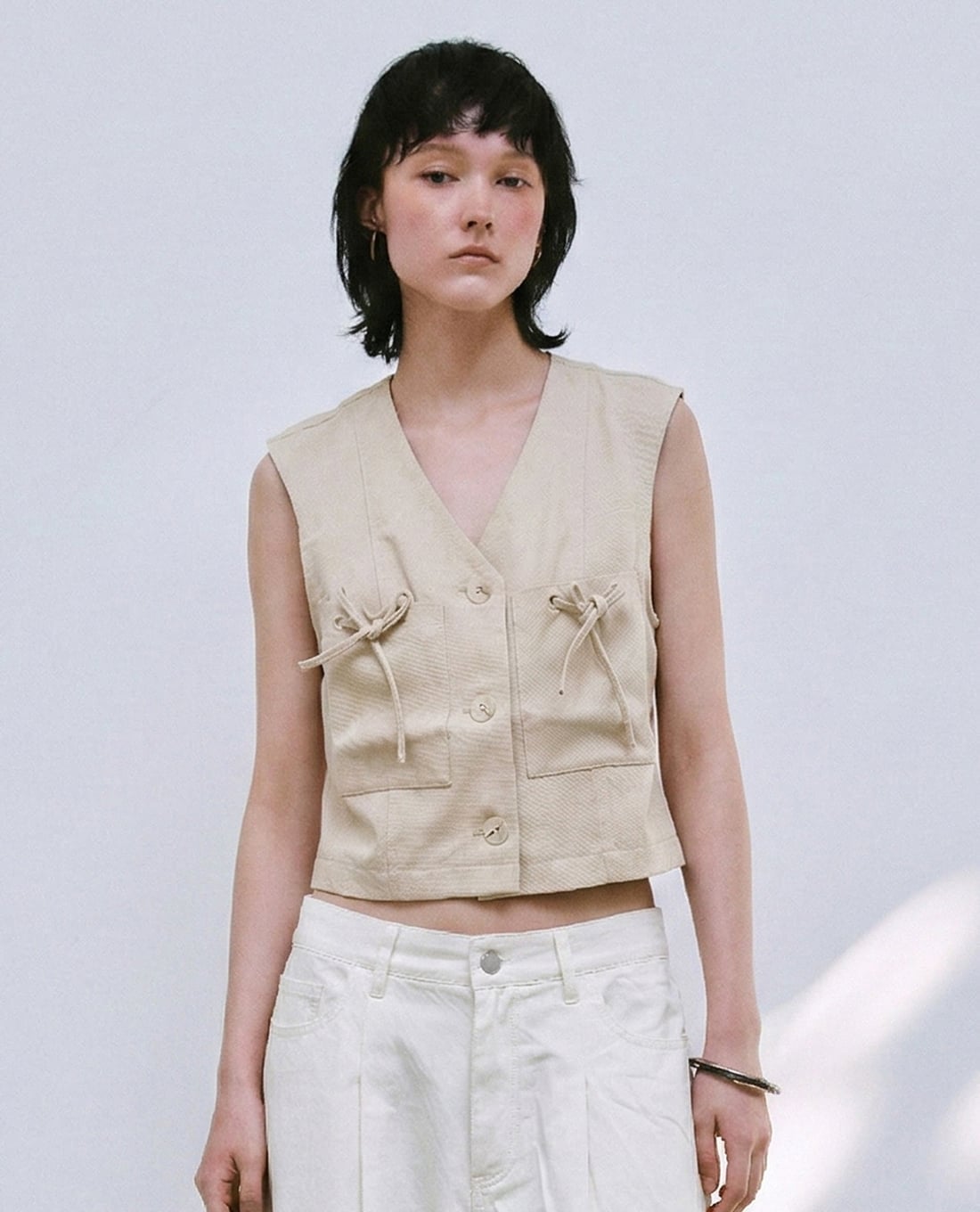 URBAN REVIVO - Áo khoác gilet nữ phom croptop phối nơ