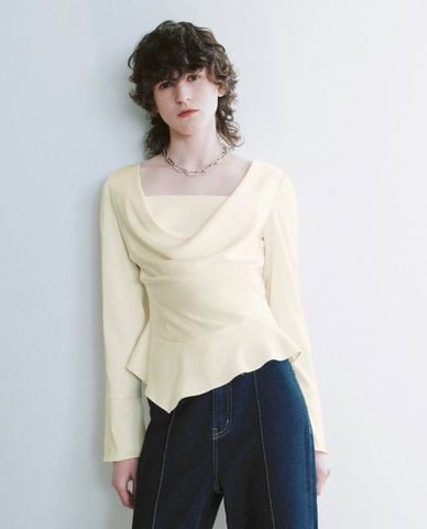  URBAN REVIVO - Áo kiểu nữ cổ đổ tay dài xếp nếp 