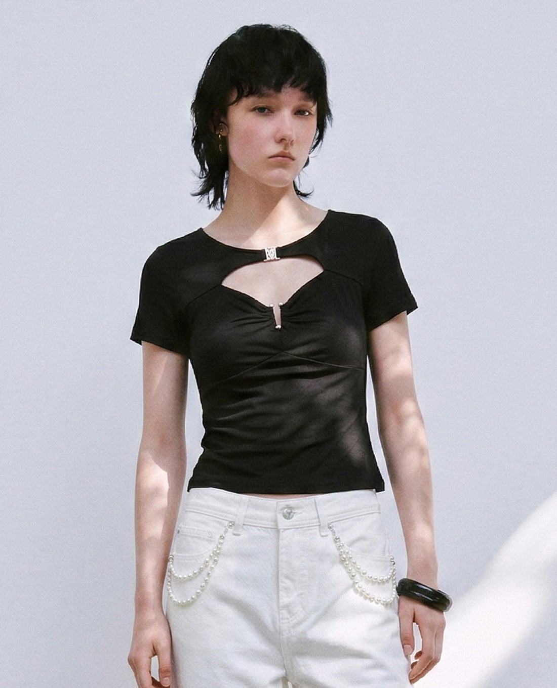 URBAN REVIVO - Áo kiểu nữ cổ tròn tay ngắn cut out