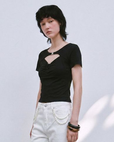  URBAN REVIVO - Áo kiểu nữ cổ tròn tay ngắn cut out 