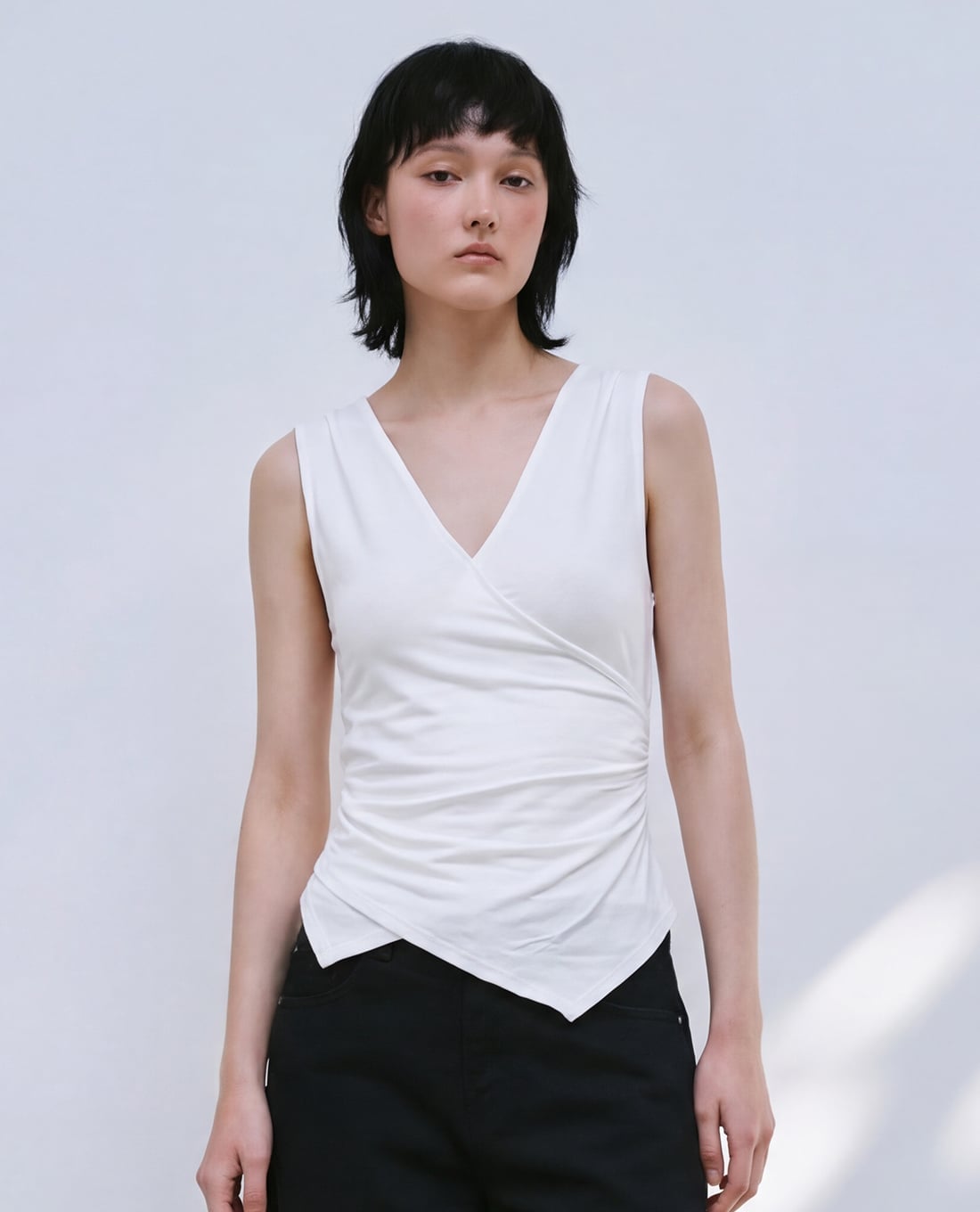 URBAN REVIVO - Áo sát nách nữ cổ V vạt lệch