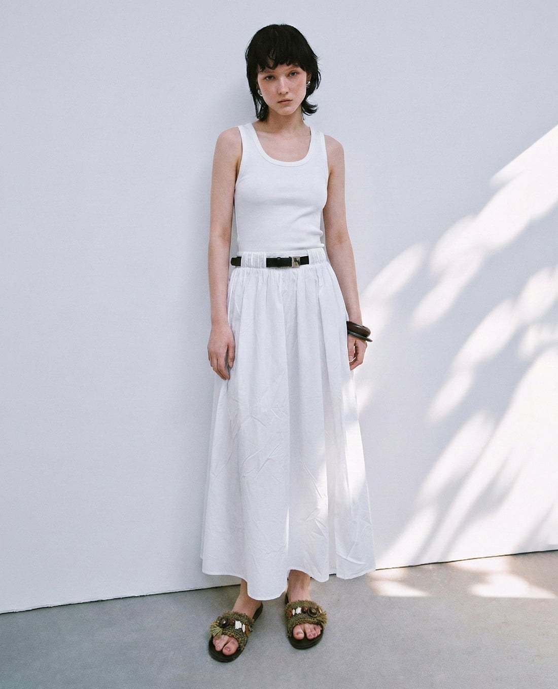 URBAN REVIVO - Đầm sát nách midi dáng xoè phối thắt lưng