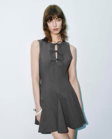  URBAN REVIVO - Đầm sát nách mini thắt nơ dáng xoè 