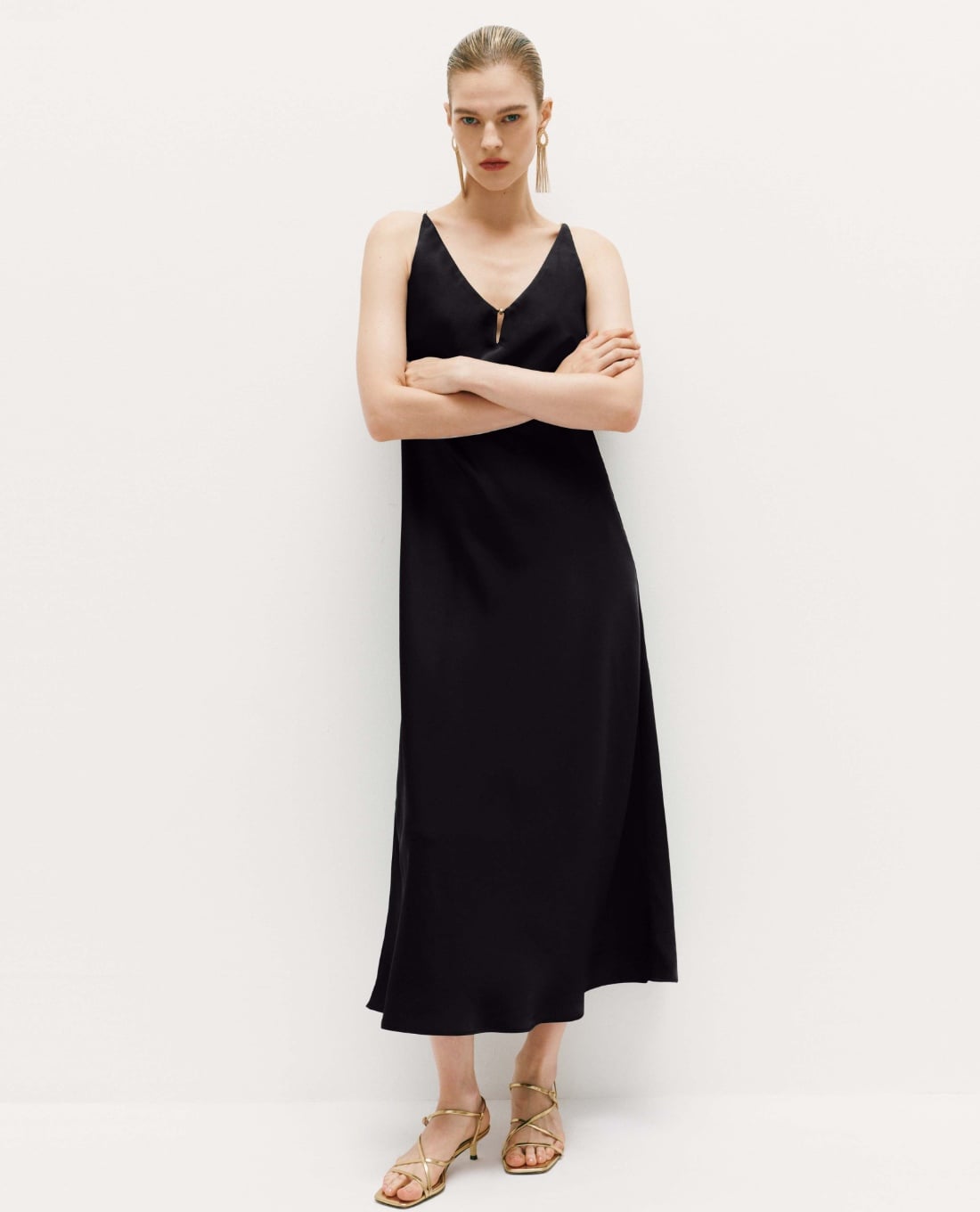 URBAN REVIVO - Đầm sát nách midi cổ V phom suông