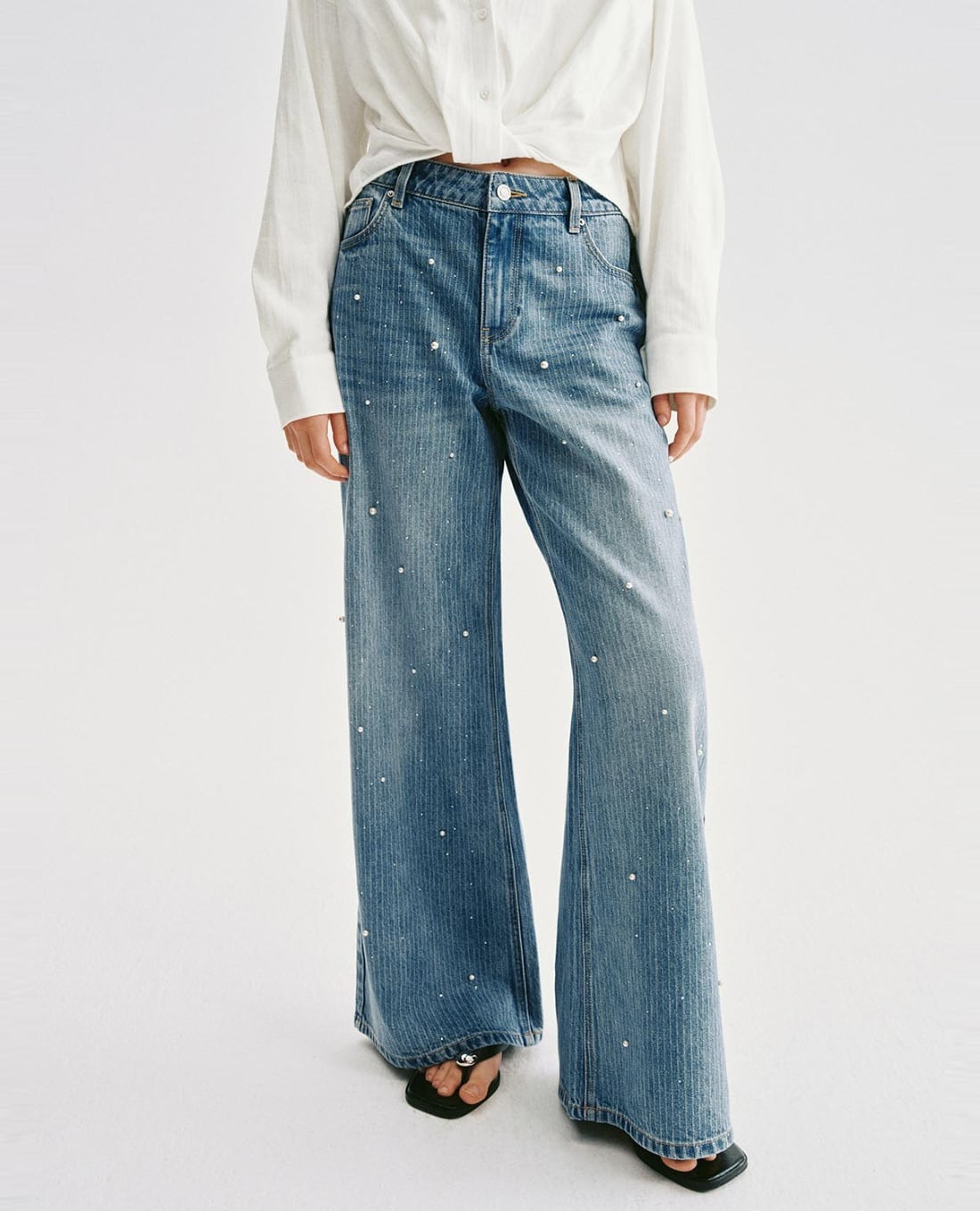 URBAN REVIVO - Quần jeans nữ ống rộng đính ngọc trai