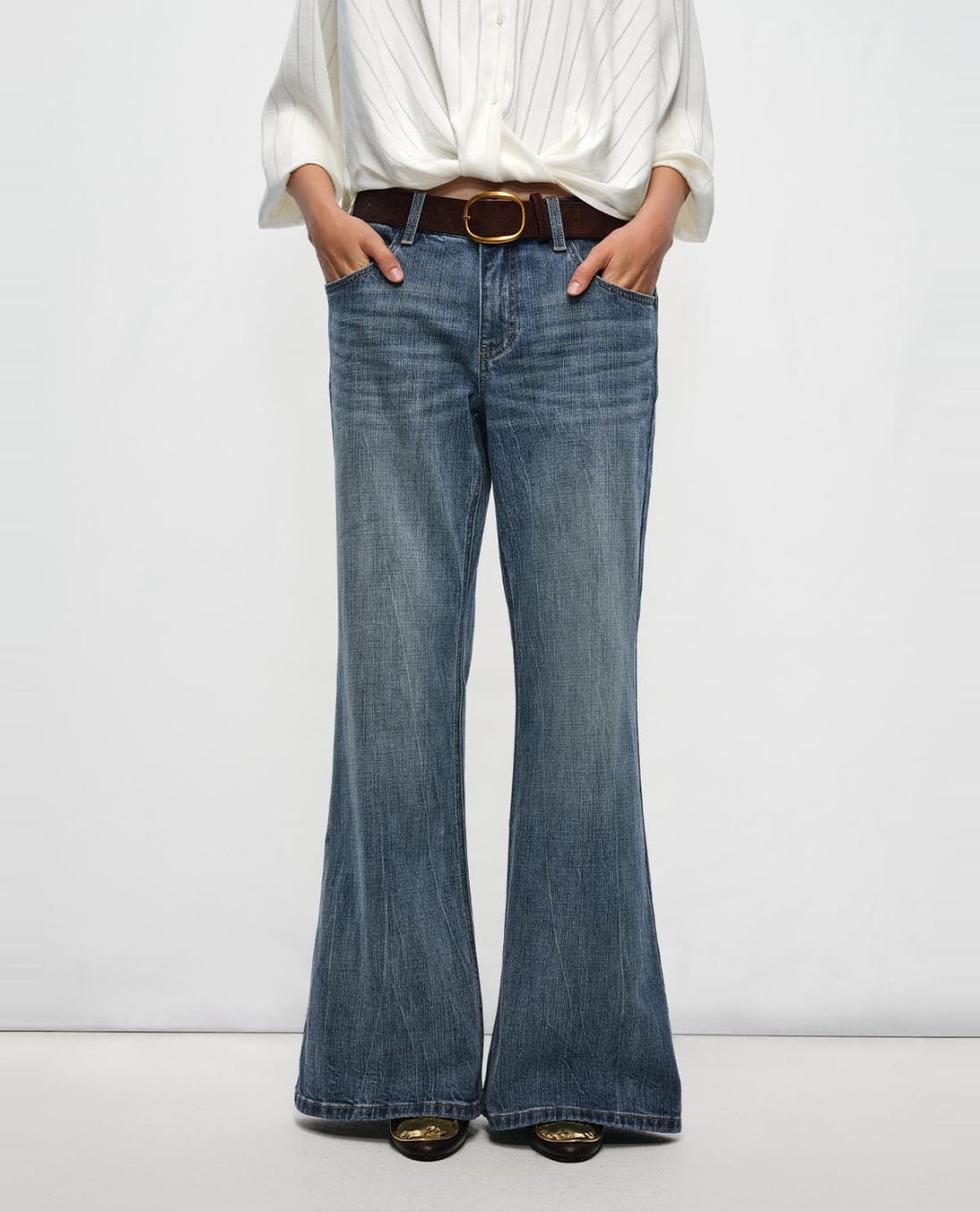 URBAN REVIVO - Quần jeans nữ ống loe kèm thắt lưng