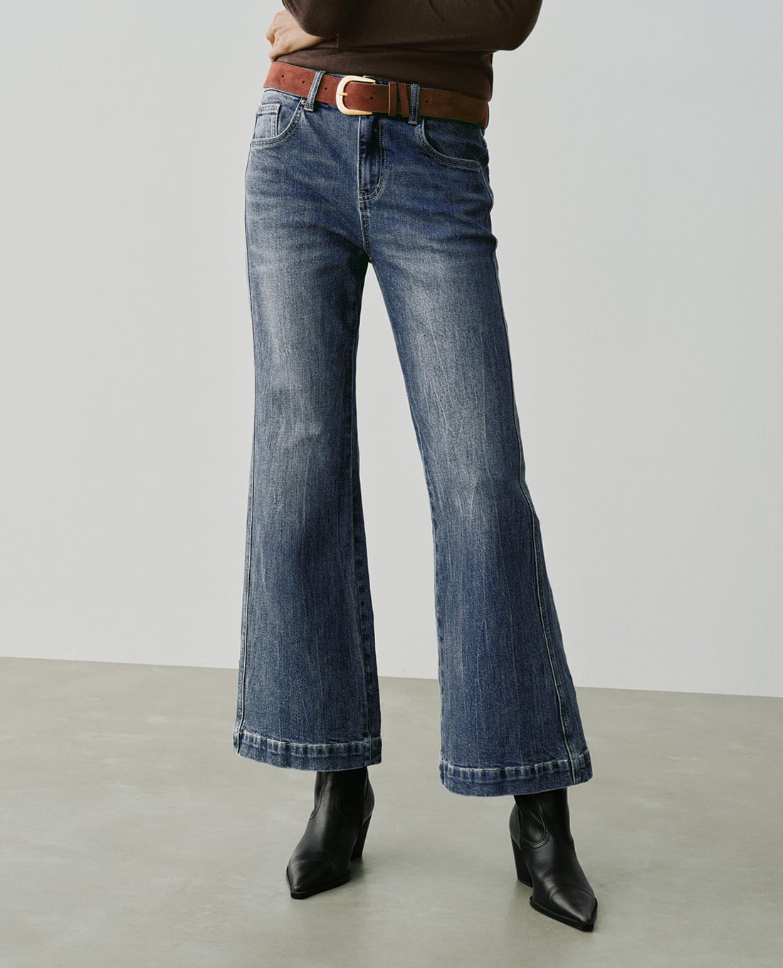 URBAN REVIVO - Quần jeans nữ ống loe kèm thắt lưng