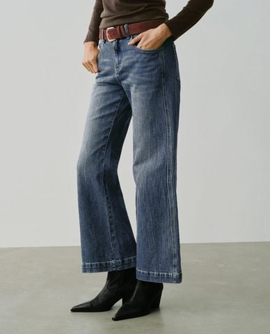  URBAN REVIVO - Quần jeans nữ ống loe kèm thắt lưng 