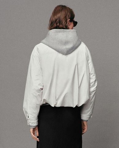  URBAN REVIVO - Áo khoác croptop nữ cổ cao cài nút 